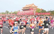 2.2万名跑者共赴春日之约 王文杰许双双分夺男女冠军 北京半马刷新男子成绩全国纪录|马拉松|北京国际长跑节|北京半程马拉松|半程|赛道_新浪体育_新浪新闻
